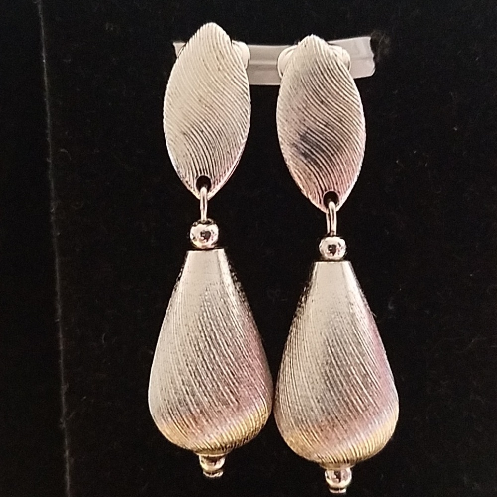 Elegant Sophisticated Sarah Conventry Silver Teardrop Clip-On Earrings - Picture 5 of 9